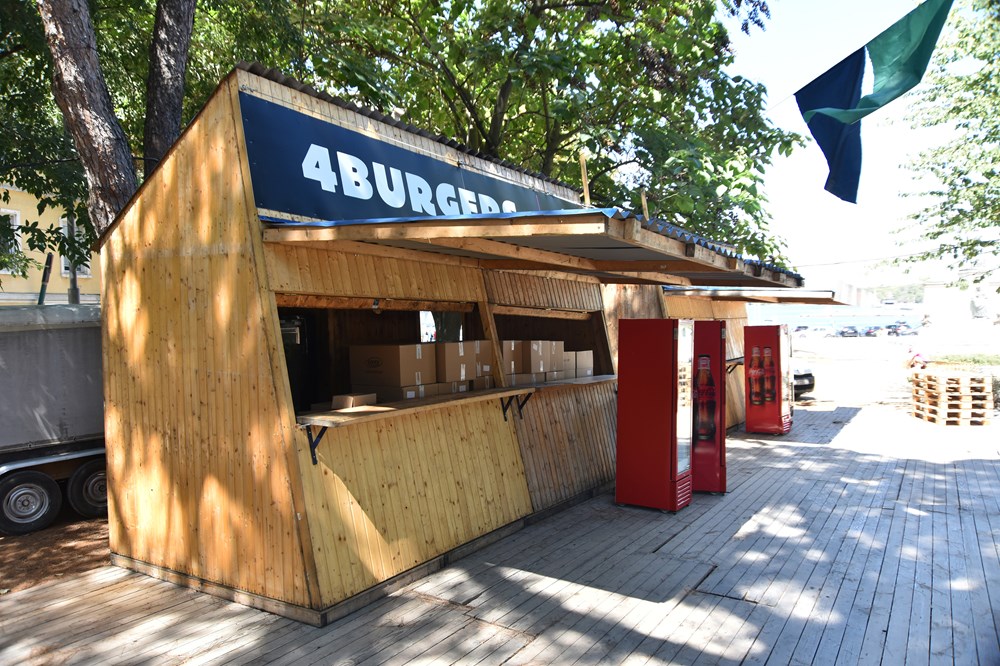 Završne pripreme za Burger Festival u Titovom parku (snimio Duško MARUŠIĆ ČIČI)